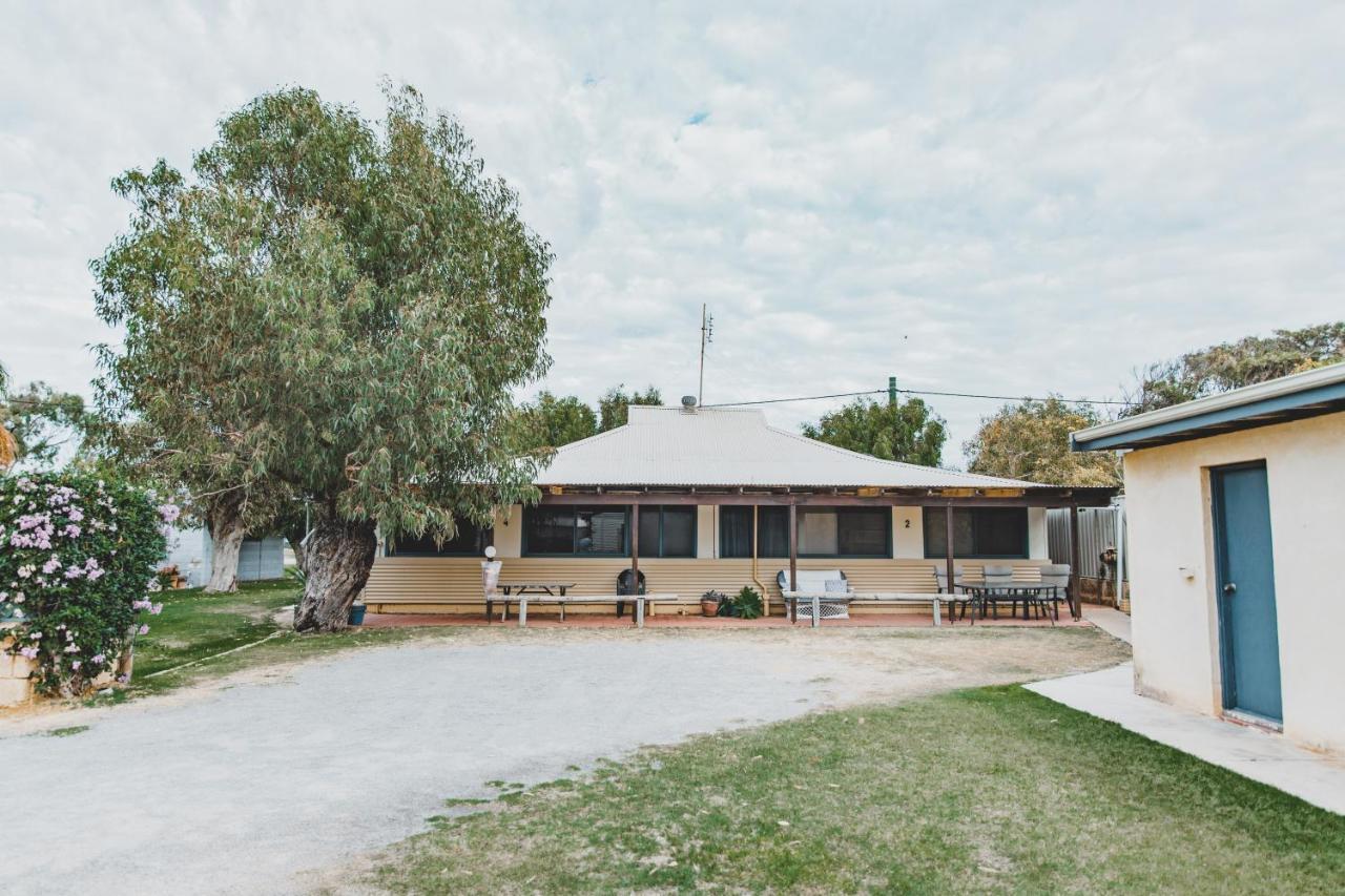 Dongara Hotel Motel Екстериор снимка